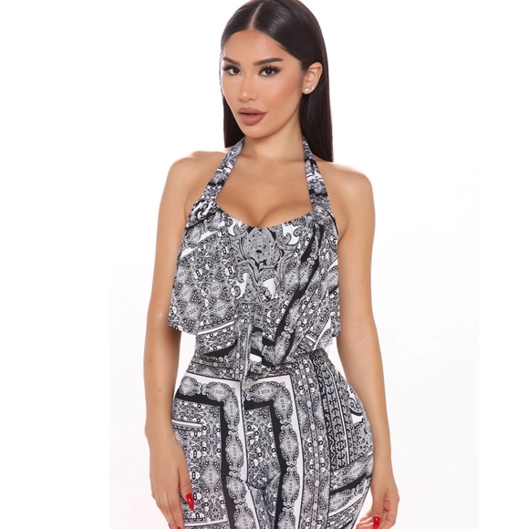 Halter top and flare pant set - Picture 2 of 3